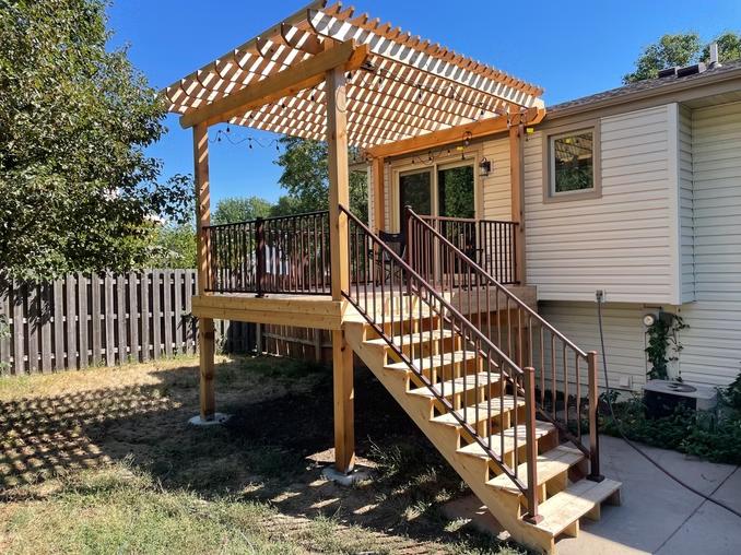 Cedar deck and pergola with Westbury Railing in Speckled Walnut.